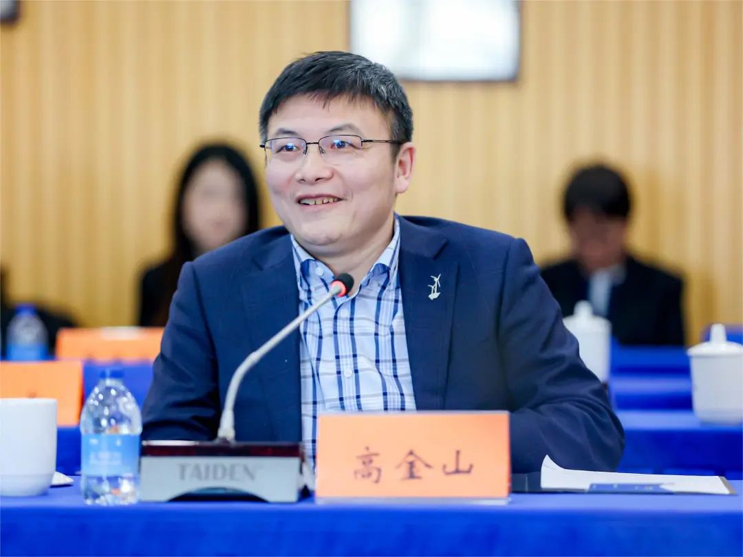 Vice President of wind turbine company Goldwind, Gao Jinshan, and the editor-in-chief of the Report